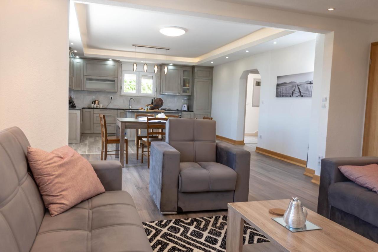 Apartmani Sandra Kaštela Esterno foto