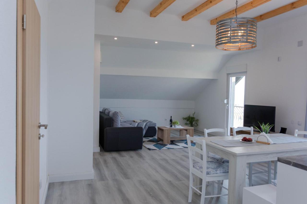 Apartmani Sandra Kaštela Esterno foto